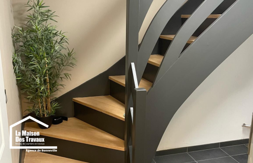 Escalier de face marche en bois et rembarre noire en acier 