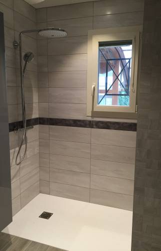 douche à l'italienne salle de bain moderne