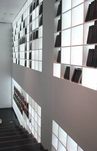 La circulation réinventée autour d’une bibliothèque pour cet appartement parisien