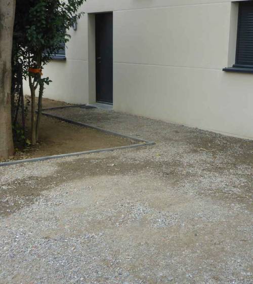pose de béton lavé dans la cours d'une maison à Crécy-la-Chapelle - 77 -