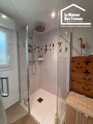 Rénovation complète : salle de bain dans une pièce de vie modulable
