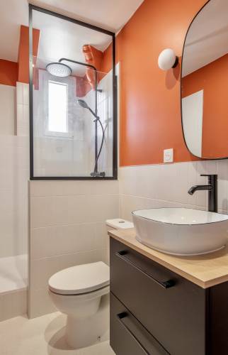 Paris 8e - Douche à l'italienne avec robinetterie noire.