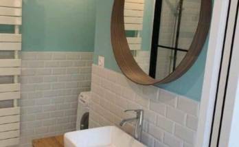 Une salle de bain colorée à Paris