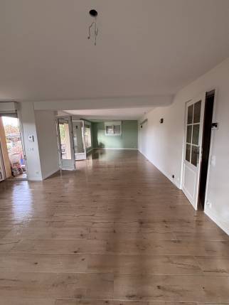 Salon après travaux de décoration intérieure avec peinture décorative murale - Montélier 26120