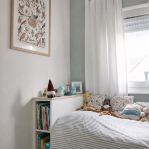 Chambre enfant espace jeux et rangements intégrés ambiance harmonieuse