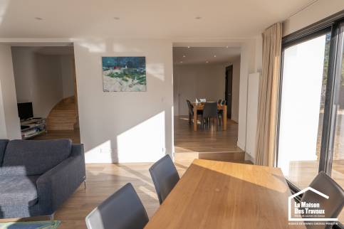 Un espace repas convivial, ouvert sur la cuisine et le jardin