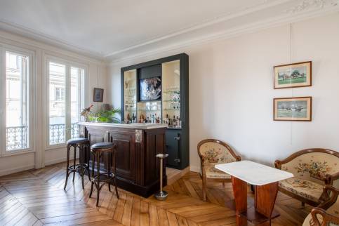 Espace détente avec un bar dans Paris 16e