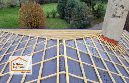 Avant la pose des nouvelles tuiles, la toiture de cette maison à Montayral a reçu un écran de sous-toiture neuf et de nouveaux liteaux pour renforcer sa protection.