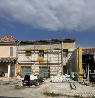 Travaux de rénovation de façade en cours sur une maison - Alixan 26300