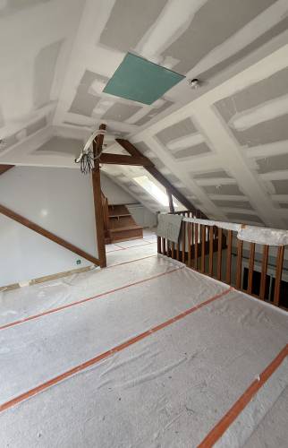 Rénovation de maison près de Vigneux-de-Bretagne : isolation sous toiture, VMC, PAC air/air et peinture pour un meilleur confort 