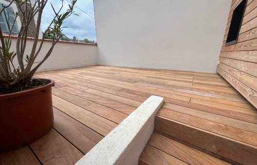 La terrasse en bois exotique terminée