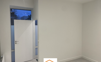 Levallois_20m2_03_local-pro_entree_porte-vitre_ouverte