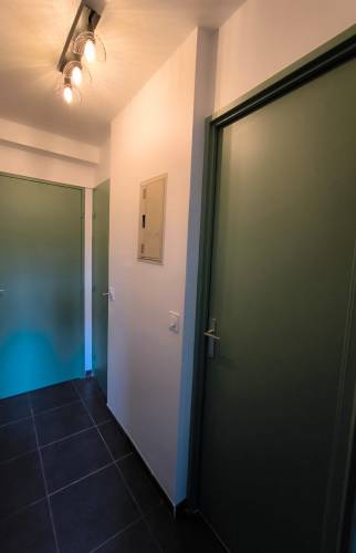 avoriaz-74110-renovation-appartement-entree-couloir-tableau-electrique-portes-vertes