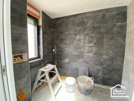 Pose d'un carrelage sur la totalité de la salle de bain La Maison des Travaux Vannes Sarzeau Pénestin