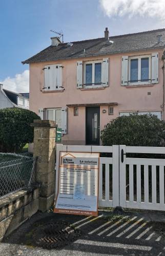 Façade début chantier ravalement mais à Douarnenez par les équipes partenaires La Maison Des Travaux Crozon/Châteaulin/Couarnenez
