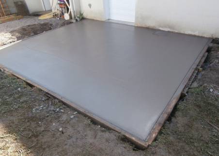 Coulage du béton teinté dans la masse