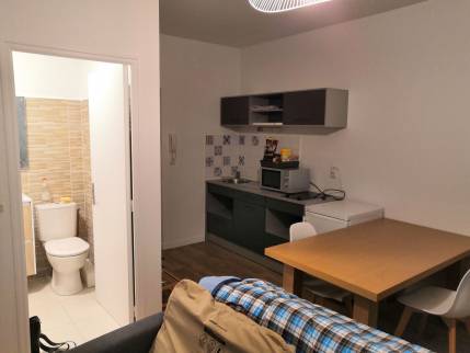 Rénovation de la cuisine et vue d'ensemble de l'appartement rénové