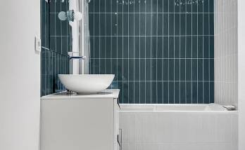 Carreaux muraux bleus brillants dans une salle de bain moderne à Paris 16