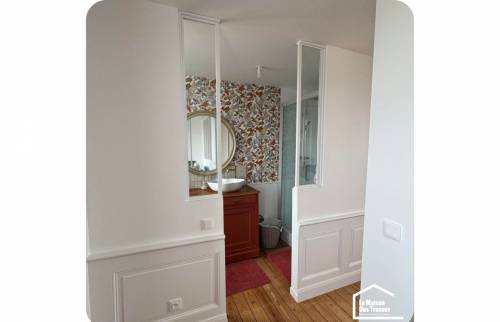 Salle de bain ouverte avec verrières 