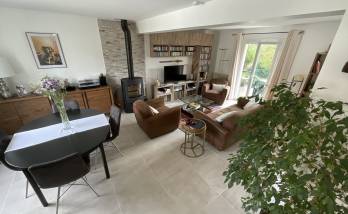 Rénovation de séjour - blanc, bois, noir, briquettes