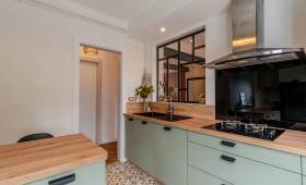 Aménagement sur mesure d'une cuisine linéaire avec espace repas 3 personne en maison ) Meaux (77)