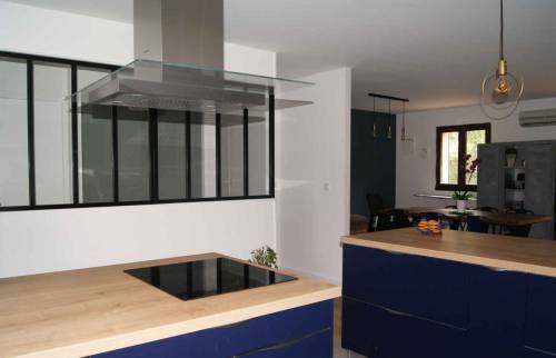 La cuisine aménagée couleur bleu nuit et plan de travail en hêtre 