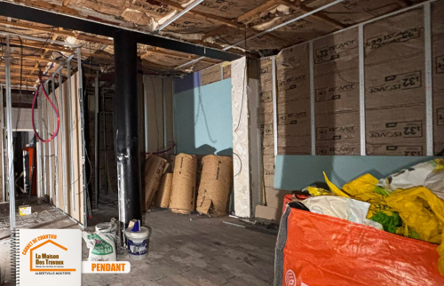 avant après rénovation cuisine, cuisine agence sur-mesure, finitions cuisine haut de gamme, passage secret intérieur, La Maison des Travaux Moûtiers