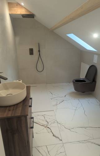 salle de bain aménagée sous toit dans des combles