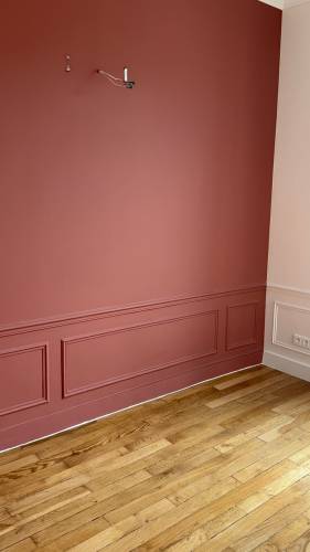 Chambre avec soubassement mouluré