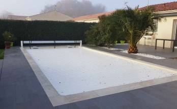 Terrasse de piscine à Corme Royal