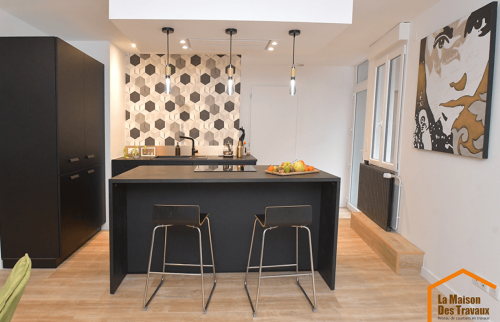 Cuisine contemporaine noire et bois après rénovation à Voiron