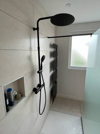 Douche ouverte de plain-pied dans une salle de bain rénovée - Nantes 44