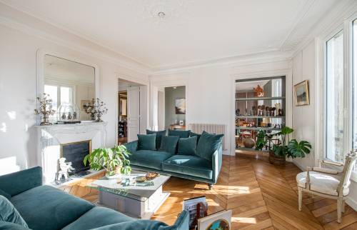 Luminosité maximisée grâce à un grand miroir et des fenêtres généreuses à Paris 16.