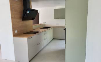 Joli plan de travail en L dans cette nouvelle cuisine