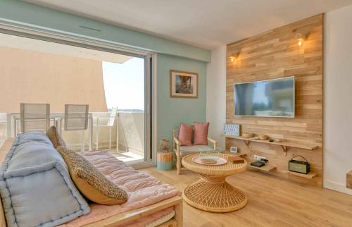 Télé fixé au mur sur paroi en bois