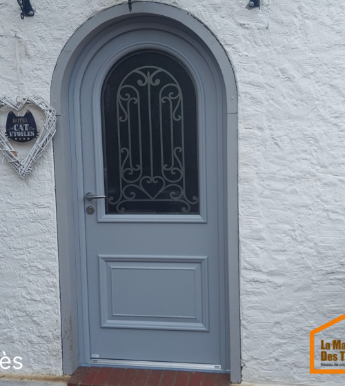 Porte d'entrée cintrée apres