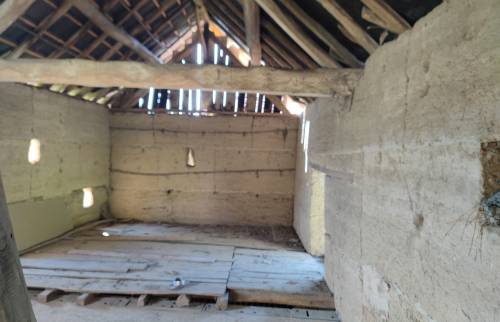 Murs anciens en pisé avant les travaux d'isolation thermique intérieure dans une maison à Saint-Cassien.