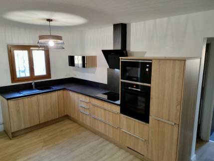 Installation cuisine noire et bois