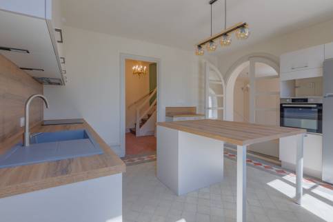 Rénovation et isolation d'une maison de famille située dans l'ouest de Lyon (69450) : cuisine équipée avec ilôt central