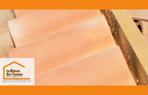 Zoom sur la pose de nouvelles tuiles pour une toiture rénovée avec soin entre Casteljaloux et Nérac. Chantier propre et maîtrisé.