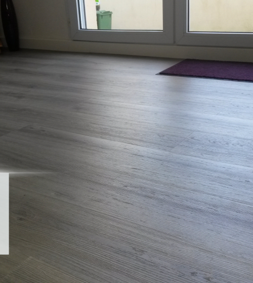 Gros plan sur le parquet de haute qualité, parfaitement posé, combinant esthétique et durabilité.