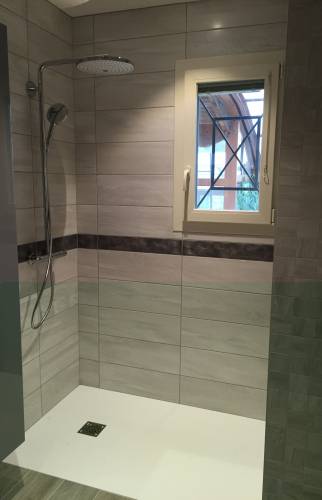 Création espace douche secondaire en béton cellulaire hydrofuge - Auriol (13390)