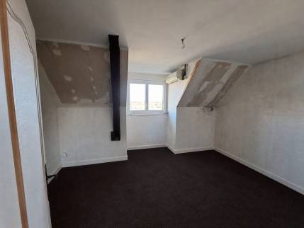 Travaux de rénovation et décoration intérieure en cours dans une chambre - Chalamont 01320