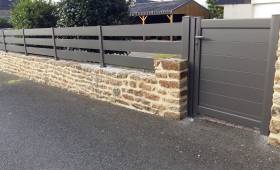 portail piétonnier alu opaque avec cl^$oture assortie et remùise à niveau du muret avec pierre de parement en façade à Meaux (77100)