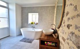 Salle de bain en pierres à Noisy sur Ecoles