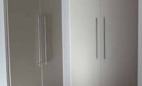 Portes battantes grises à la fois sobres et élégantes à Chevry (91)