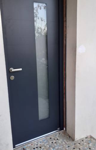 Nouvelle porte d'entrée vue de l'extérieur