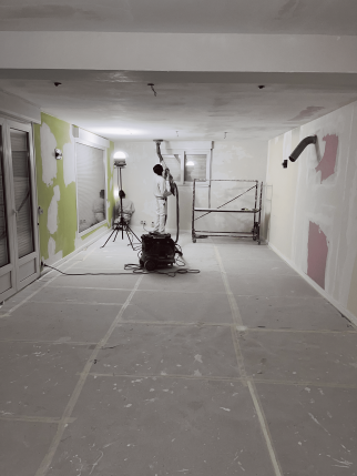 Rénovation de résidence secondaire avec travaux de décoration en cours - Montélier 26120