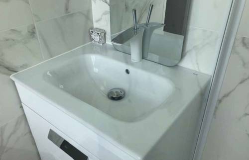 Pose d'une vasque dans une salle de bain à Trouville