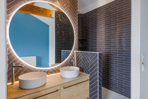 ensemble meuble double vasque et grand espace douche semi ouvert